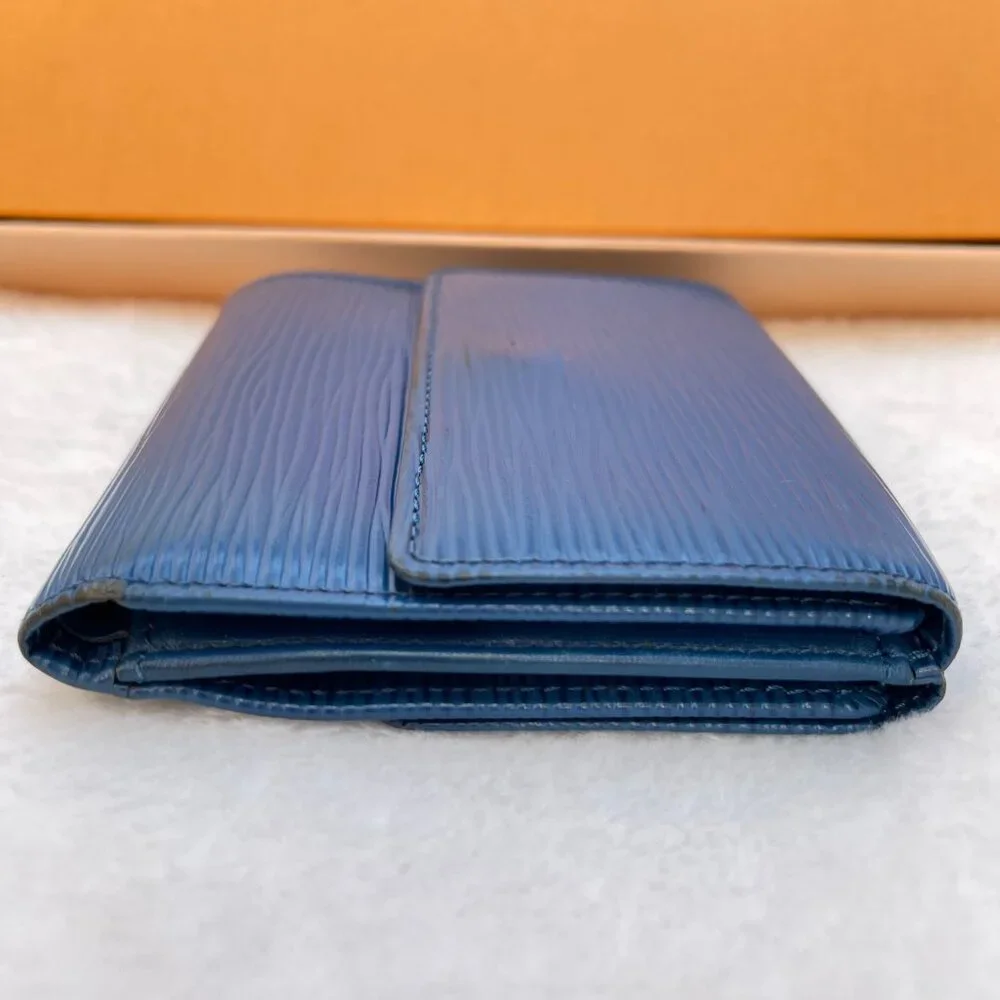 Auc Louis Vuitton blue Epi leather classic wallet w double button snap closure